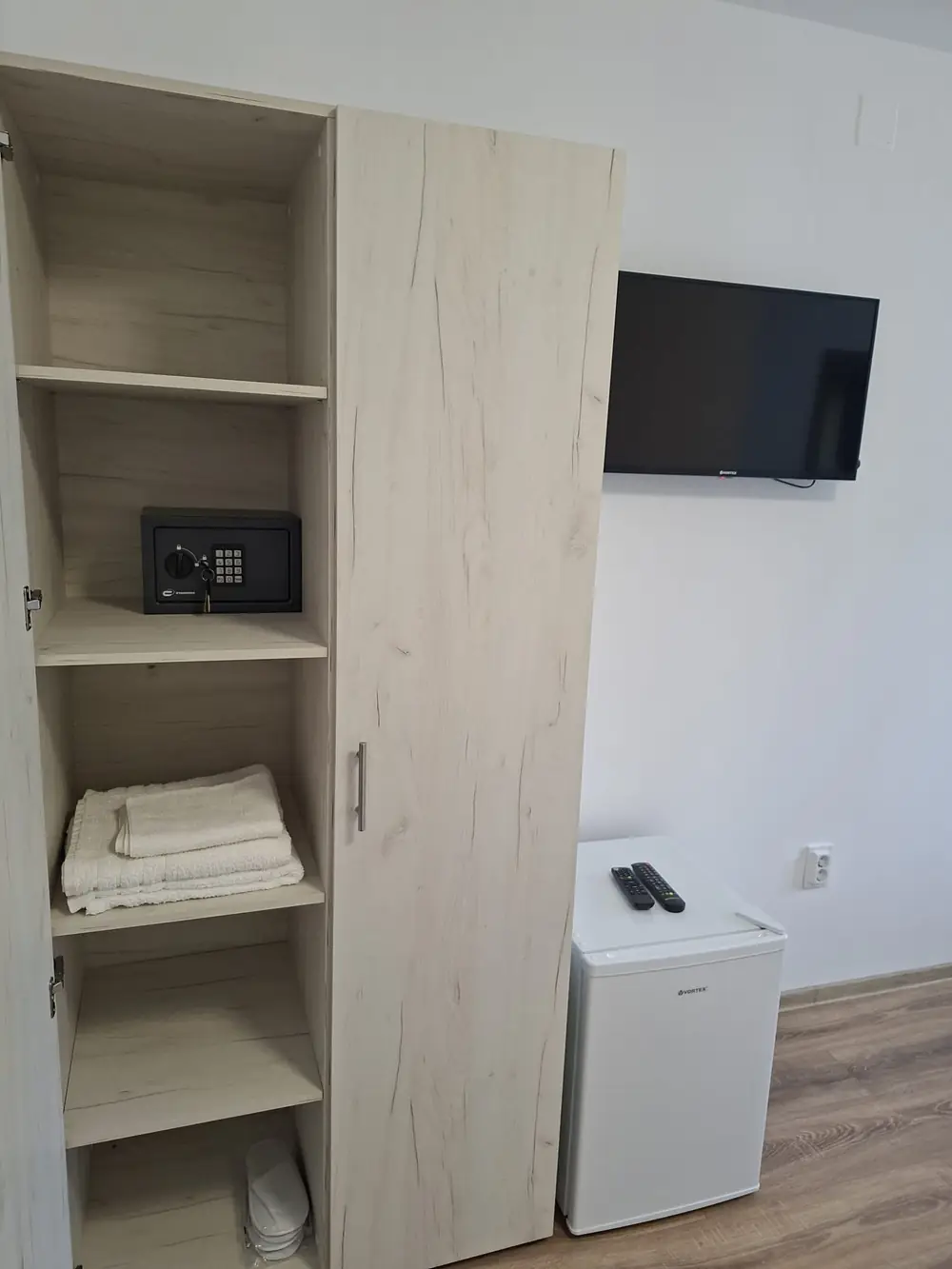Dulap cu seif, prosoape, papuci, TV și minifrigider