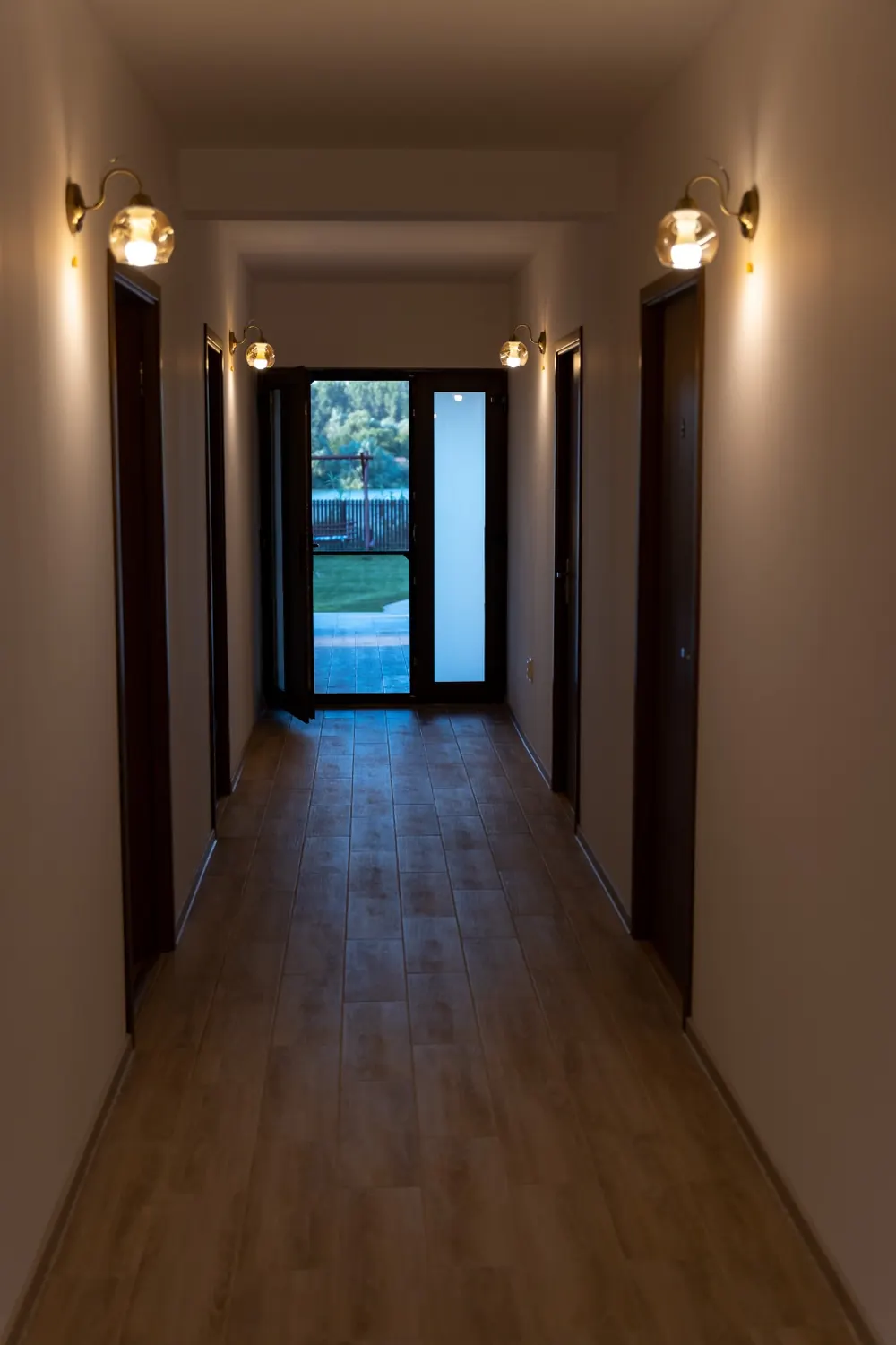 Holul luminat cald dintre camerele Pensiunii Dunărea